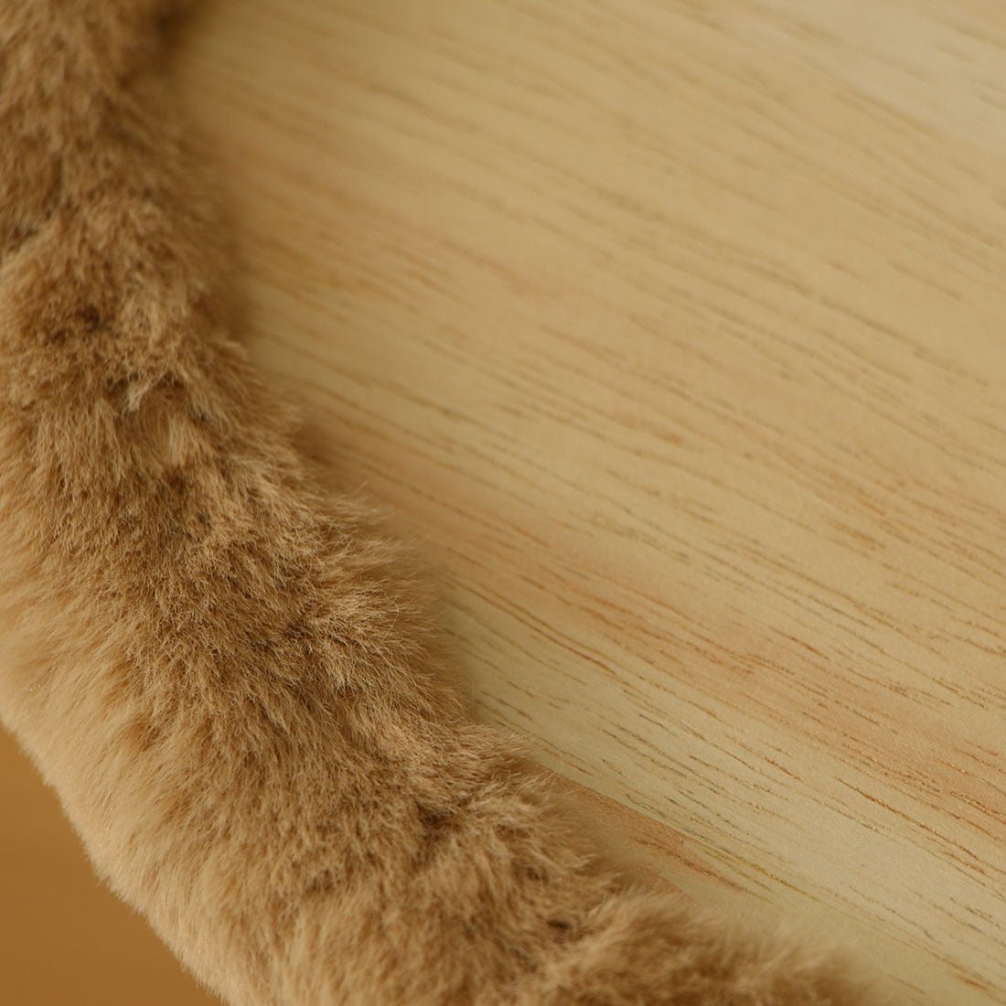 banquette pour chien en peluche fond en bois