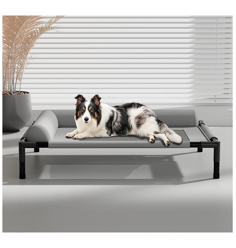 chien allonger dans lit sureleve pour chien gris