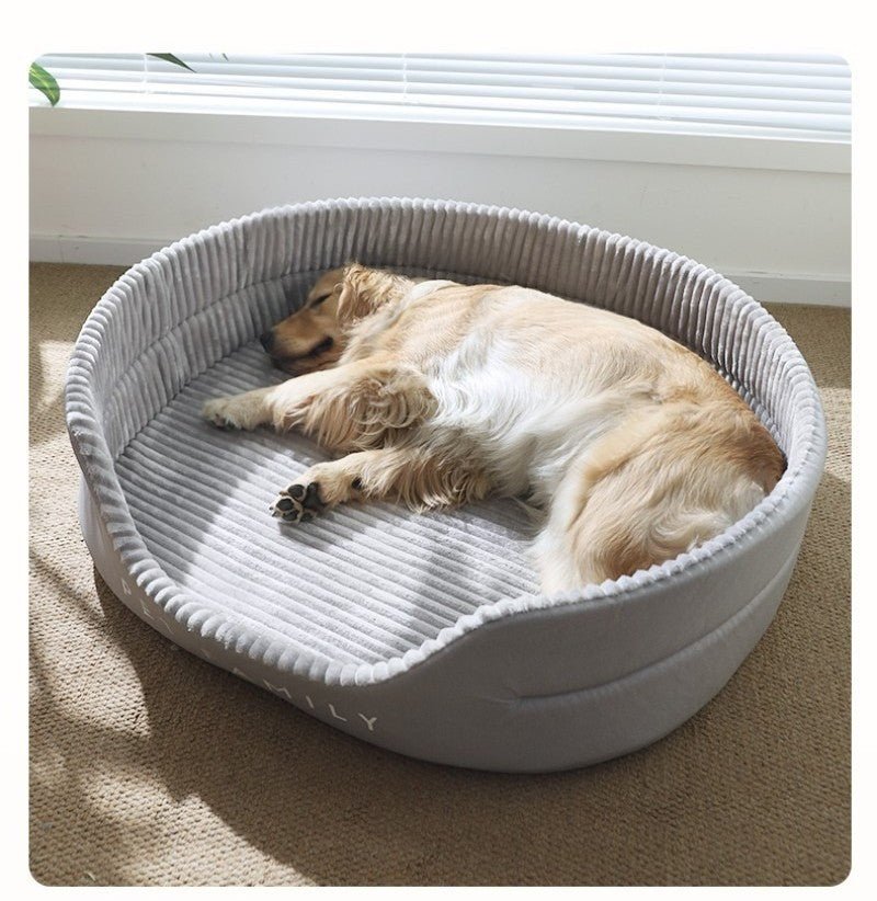 chien dort dans panier chien forme ovale gris