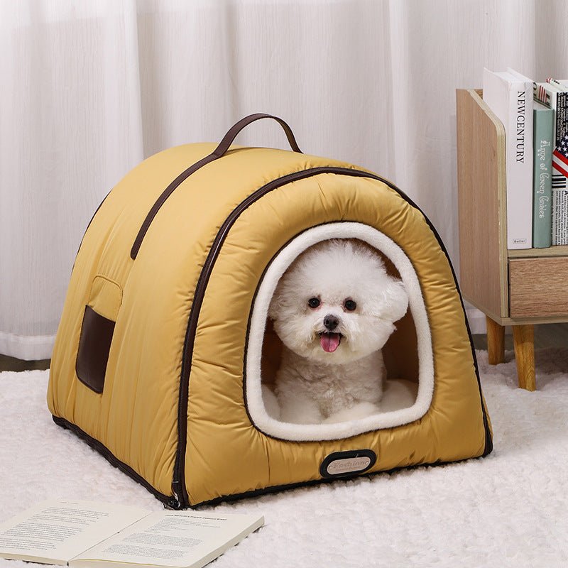 toutou dans niche pour chien intérieur 
