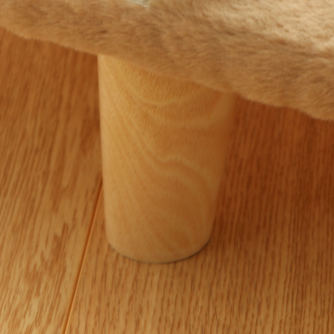 banquette pour chien sur pied en bois