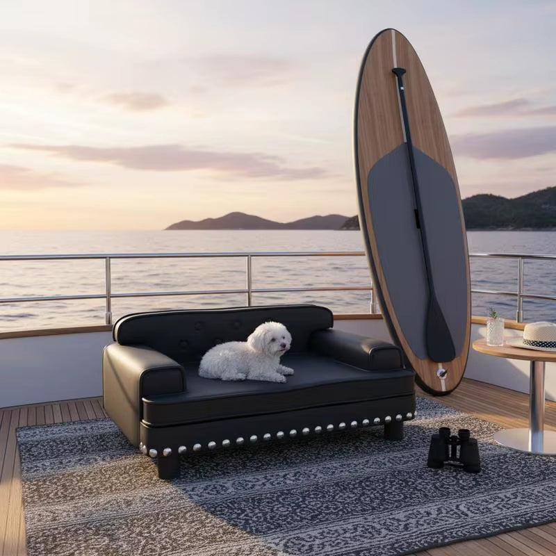 canape orthopédique chien en similicuir dans un bateau