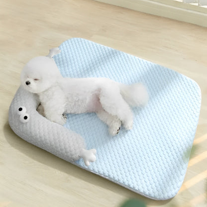 chien allonge dans coussin chien avec rebort