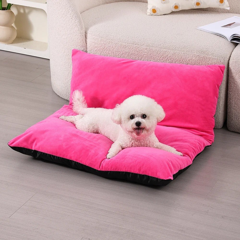 chien allonger dans canapé pour chien rose