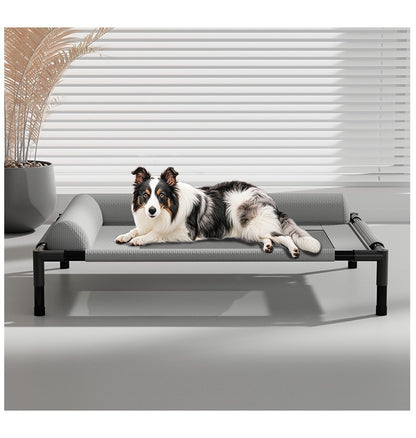 chien allonger dans lit sureleve pour chien gris