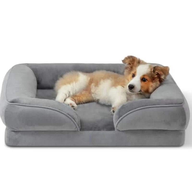 chien allonger dans panier chien orthopedique moelleux gris