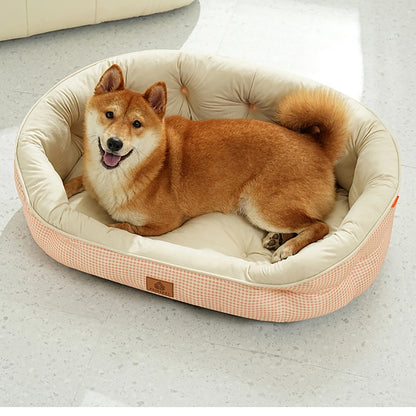 chien allonger dans panier pour chien élégant 