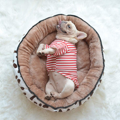 chien allonger dans panier pour chien relaxant marron