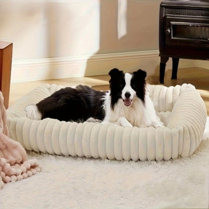 chien_assis_dans_coussin_pour_chien_doux_blanc