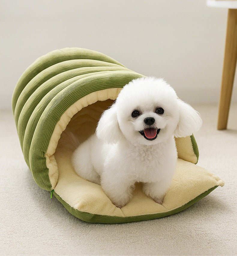 chien assis dans niche pour chien grotte vert