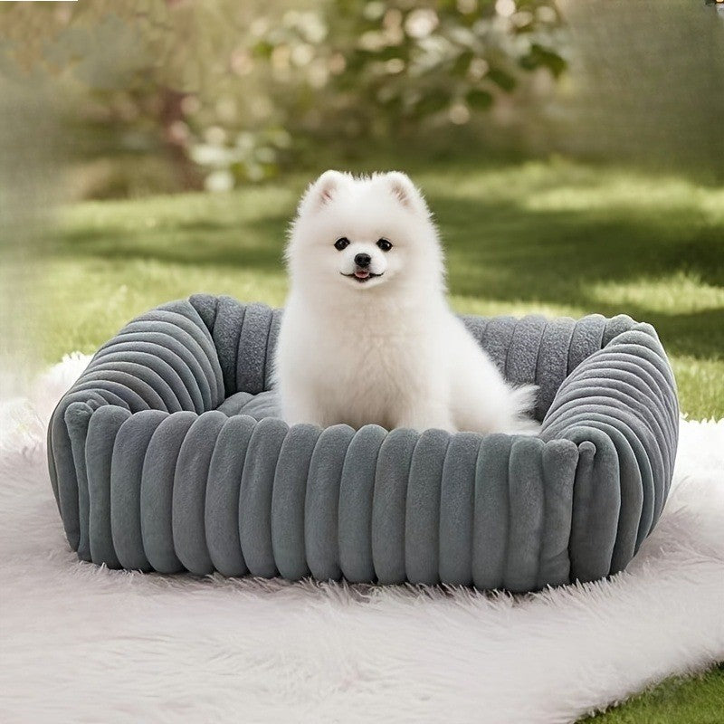 chien_blanc_assis_dans_coussin_pour_chien_moelleux_gris