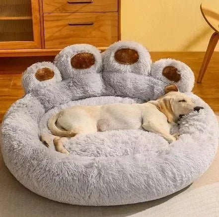 chien blanc dort dans lit forme de la patte chien