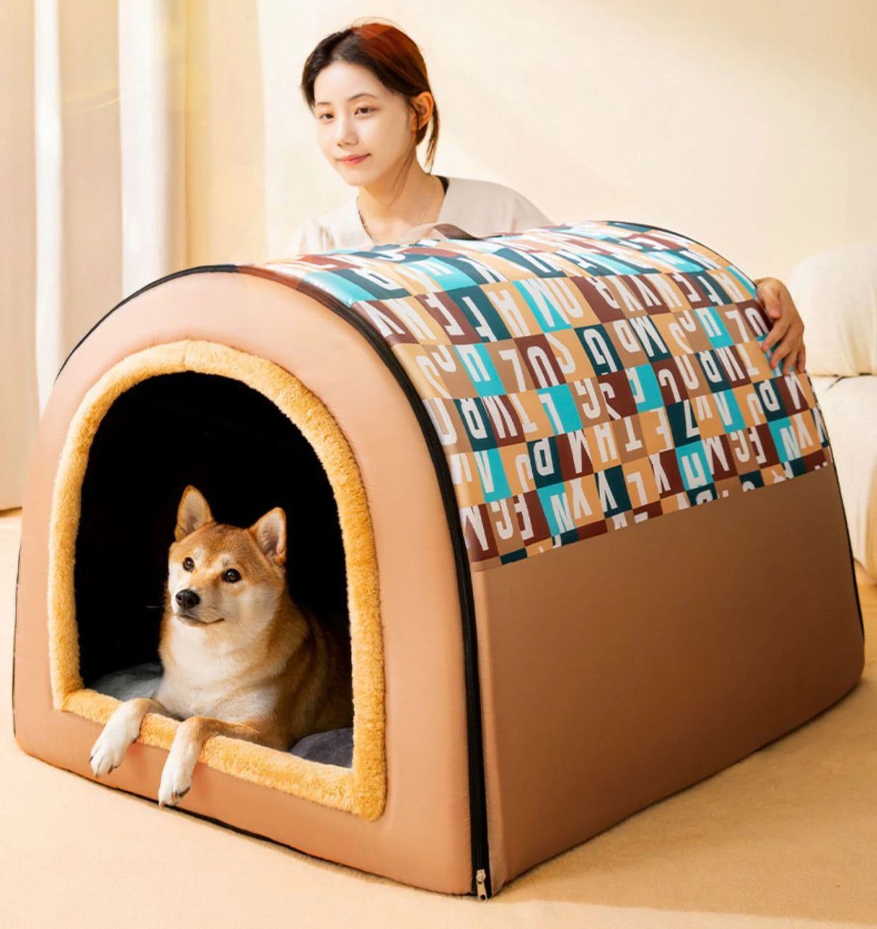 chien content dans niche du chien maitresse a cote