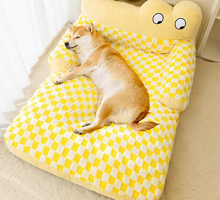 chien détendu sur canape pour chien crocodile avec coussin