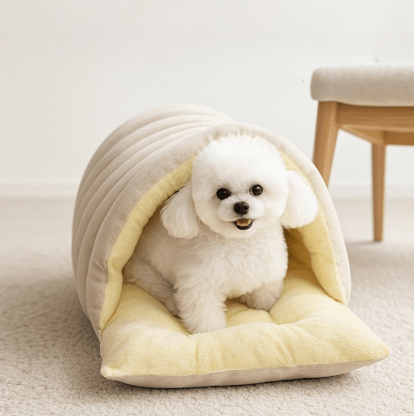 chien dans niche pour chien blanche douce