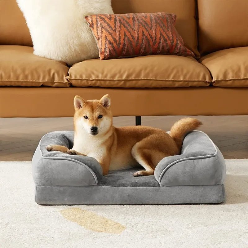 chien dans panier orthopedique moelleux gris