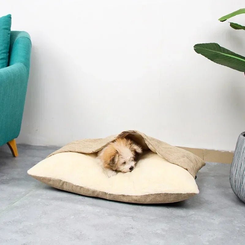 chien dort dans coussin chien beige