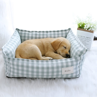chien dort dans lit pour chien a carreaux bleu
