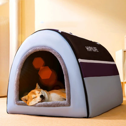 chien dort profondément dans niche du chien