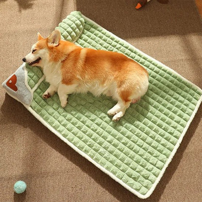 chien dort profondement dans lit pour chien rectangulaire 