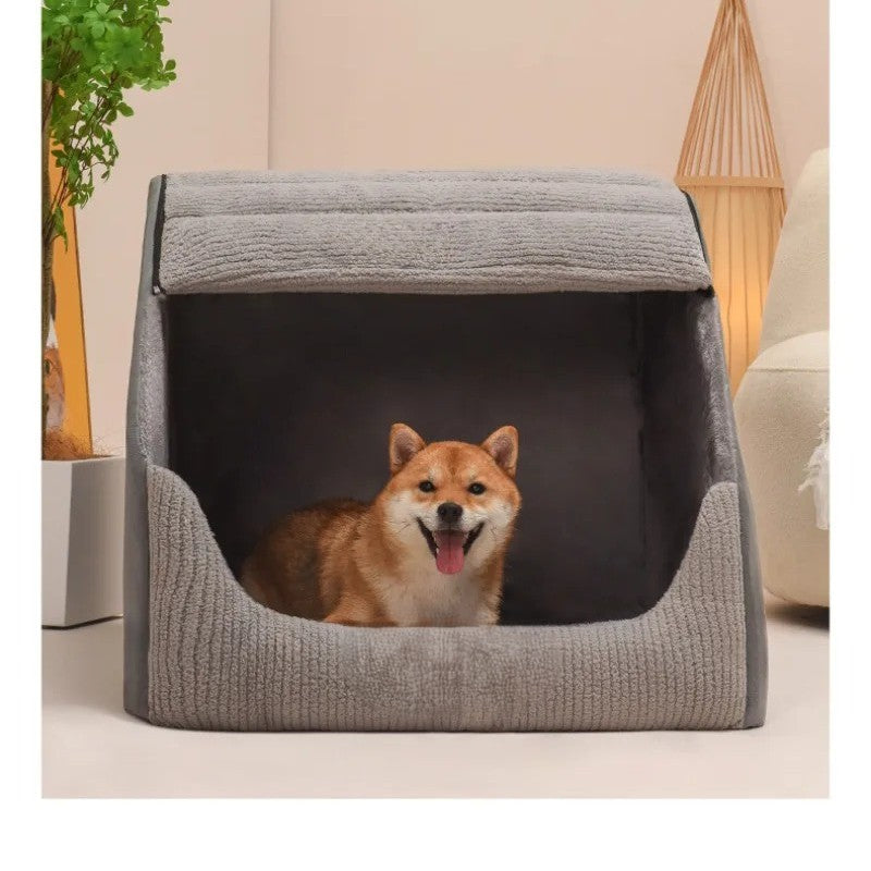 chien heureux dans niche pour chien dans salon