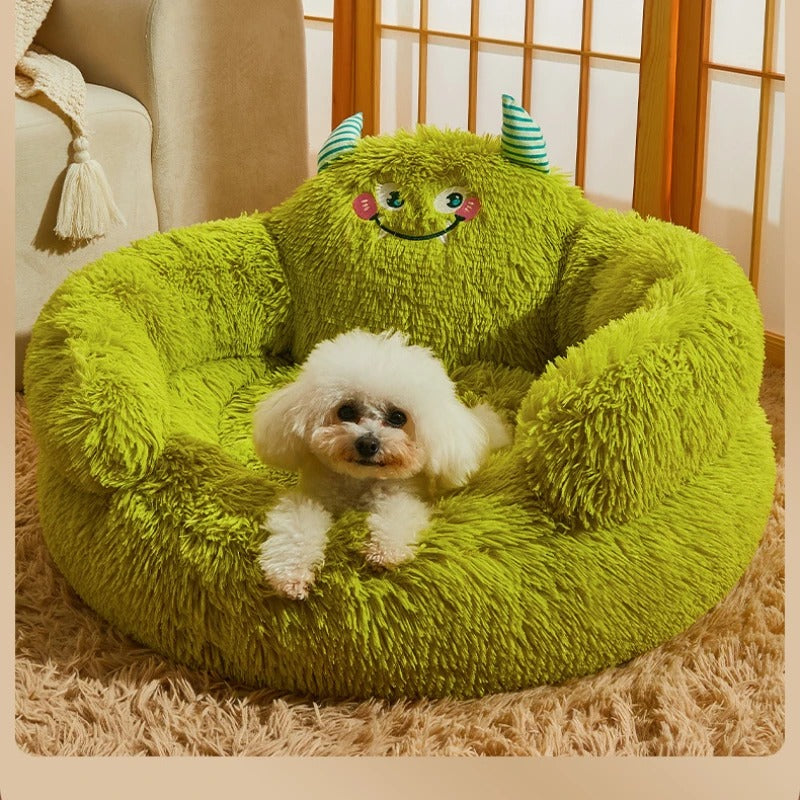 chien observe dans coussin pour chien forme monstre vert