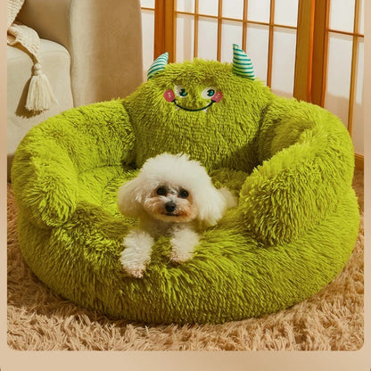 chien observe dans coussin pour chien forme monstre vert
