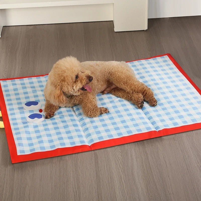 chien plus etire sur son tapis chien rafraichissant