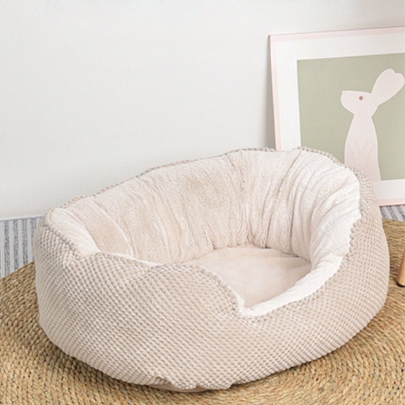 couchage chien moelleux beige posé sur tapis 