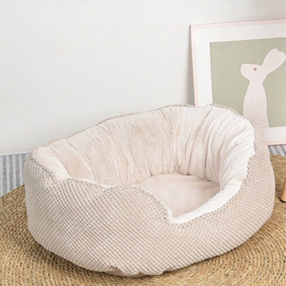 couchage chien moelleux beige posé sur tapis 