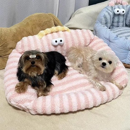 deux chiens dans canapé pour chien rose