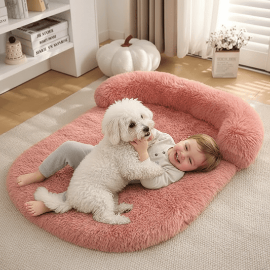 enfant et son toutou joue sur tapis pour chien xxl