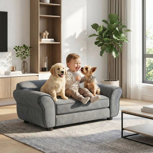 enfant heureux avec ces toutous sur canapé chien en peluche