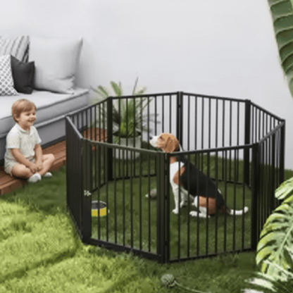 enfant regarde son toutou dans parc pour chien pliable