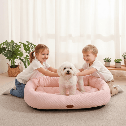 enfants joue avec toutou dans son coussin chien rafraichissant rose