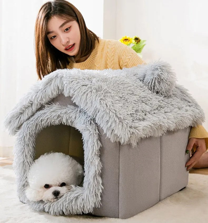 femme avec son chien dans niche chien