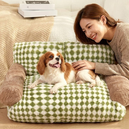 femme avec son toutou dans petit canapé pour chien lavable
