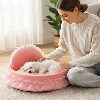 femme blotti son toutou dans lit pour chien rose