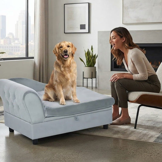 femme discute avec son toutou sur fauteuil pour chien doux