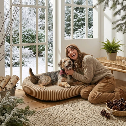 femme heureuse avec toutou dans meilleur coussin orthopédique pour chien