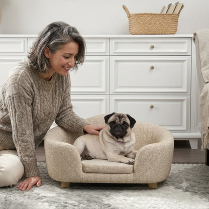  maman caresse son toutou dans canape sur pieds pour chien