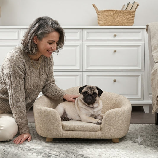 maman caresse son toutou dans canape sur pieds pour chien