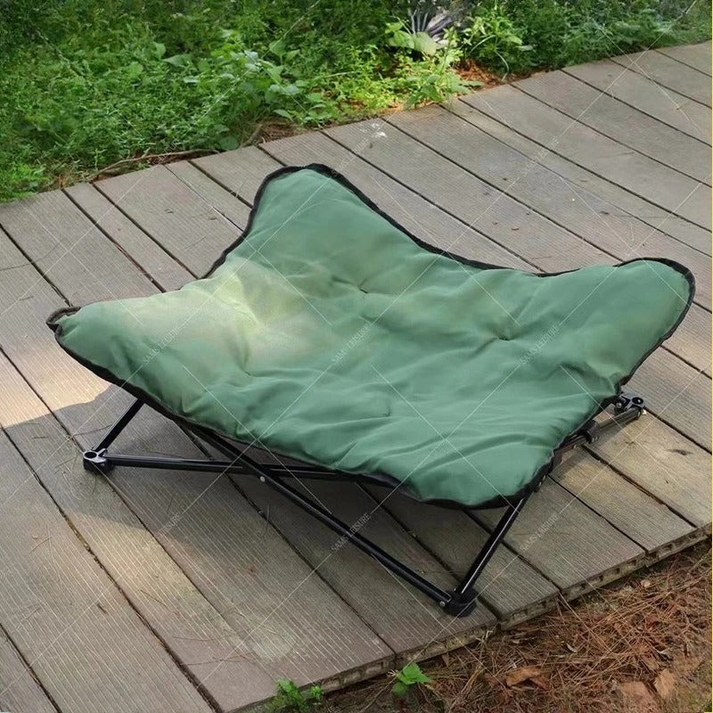 lit de camp chien vert sur plancher