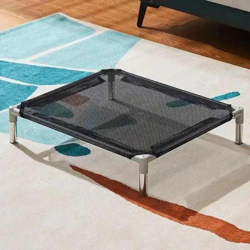 lit de camp pour chien sur tapis
