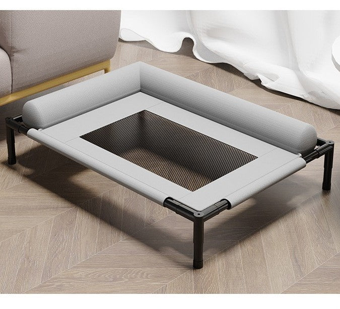 lit sureleve pour chien gris dans la maison