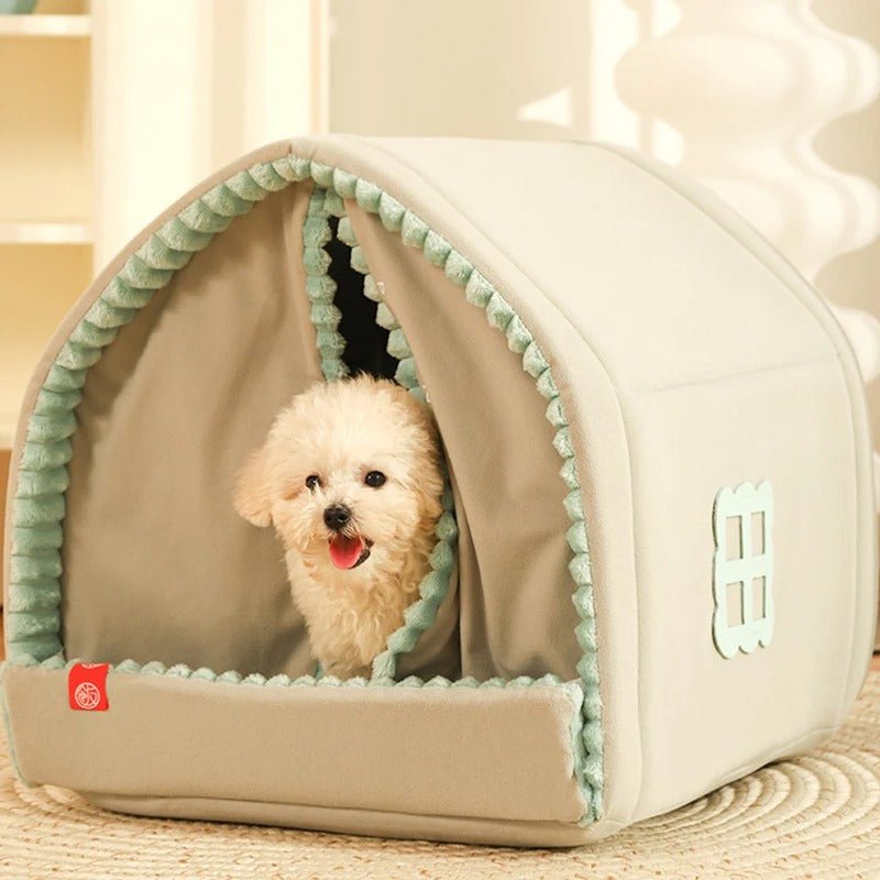 niche pour chien triangulaire avec un rideau 