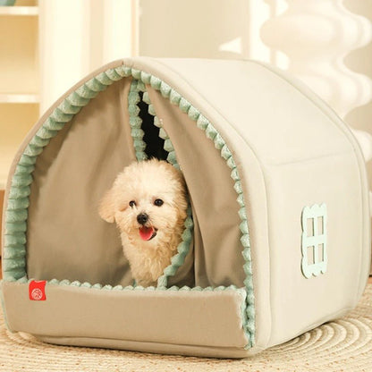 niche pour chien triangulaire avec un rideau 