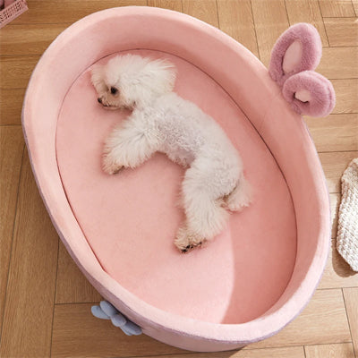 petit chien dans panier pour chien rose