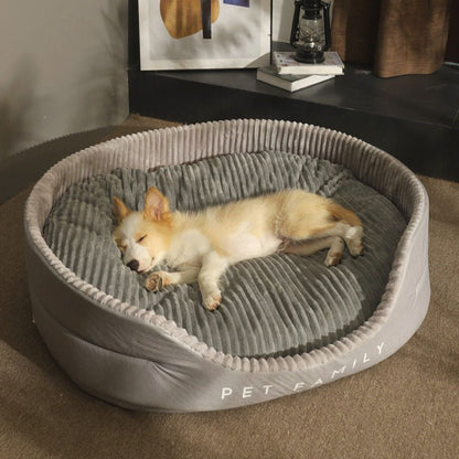 petit toutou dans canape pour chien en velours