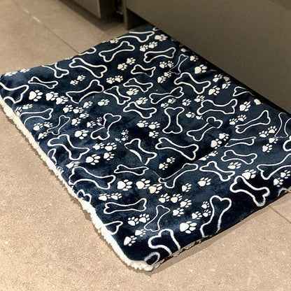 tapis pour chien bleu avec dessin pattes et ose de chien